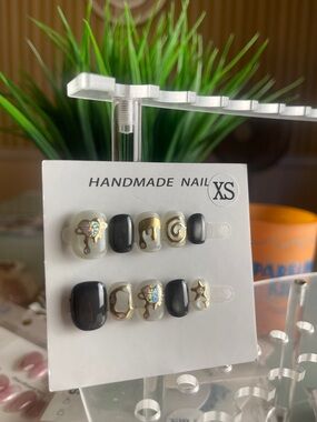 Handmade Nail XS Black & Cream Drip Accent Press-On Set